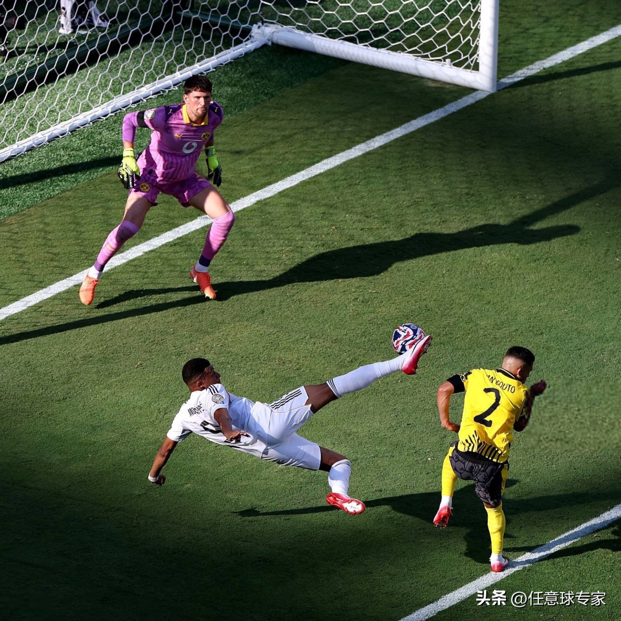 包含球星爆发！足球赛场再现神级操作的词条