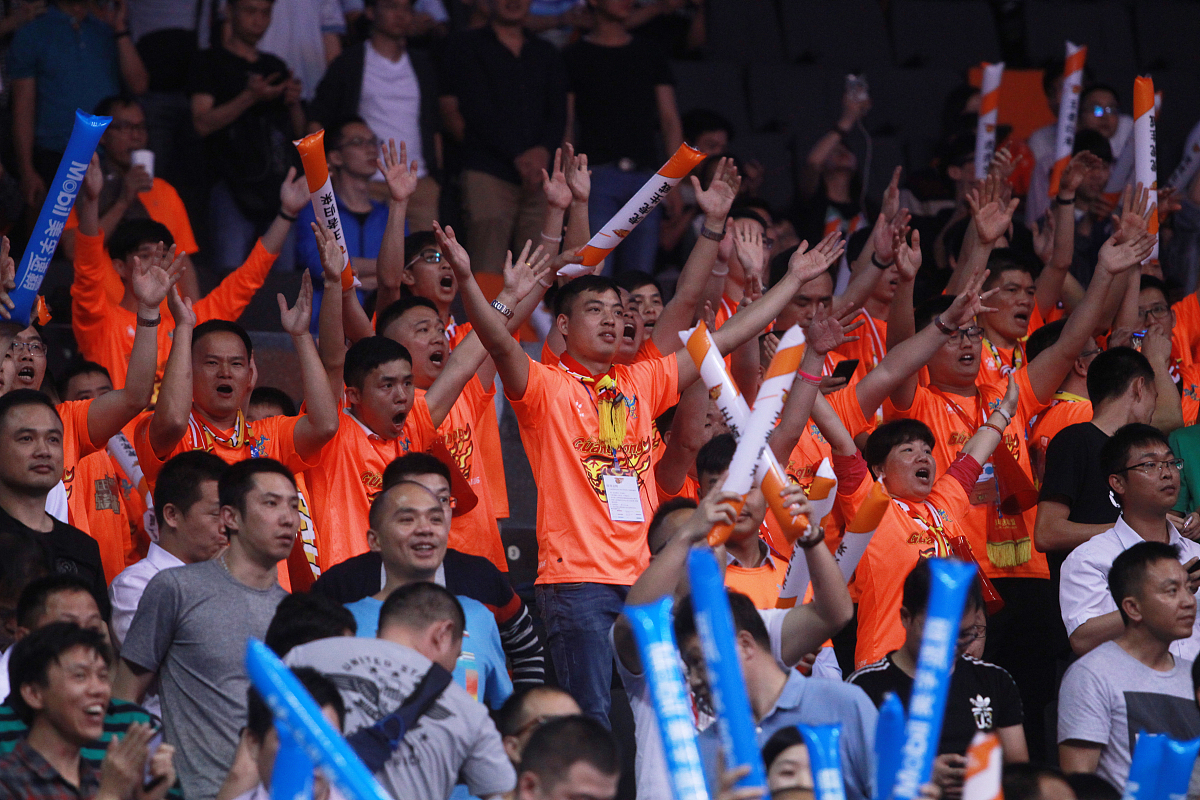 广州队碾压上海队，伦纳德带队取胜